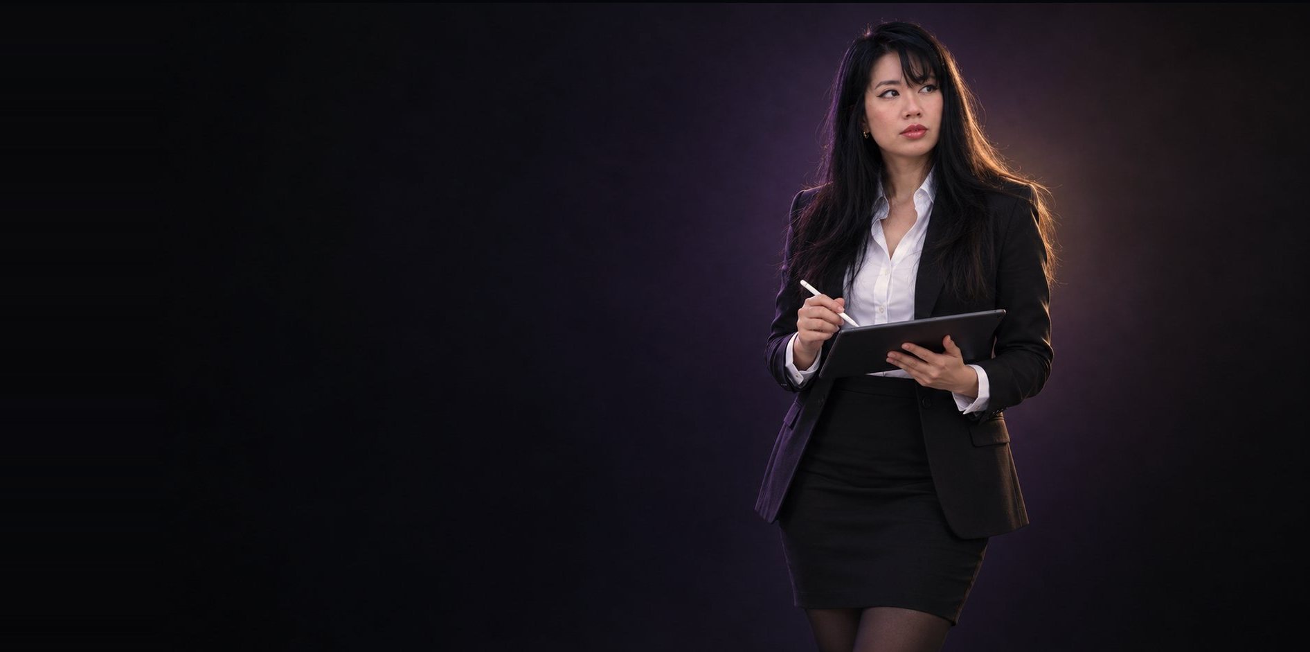 Cathy Nguyen en tailleur, tablette et stylet en main
